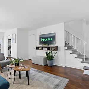 Cozy Near Luxury Mall & Uptown W/ Pool! Apartment