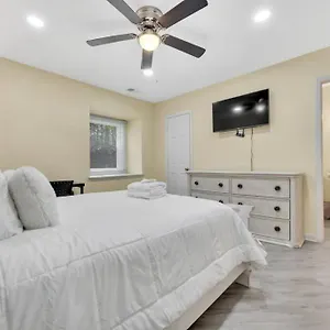 Cozy 2 Bedroom Duplex In Charlotte, Jacuzzi, Sleeps 6 2 Holiday home